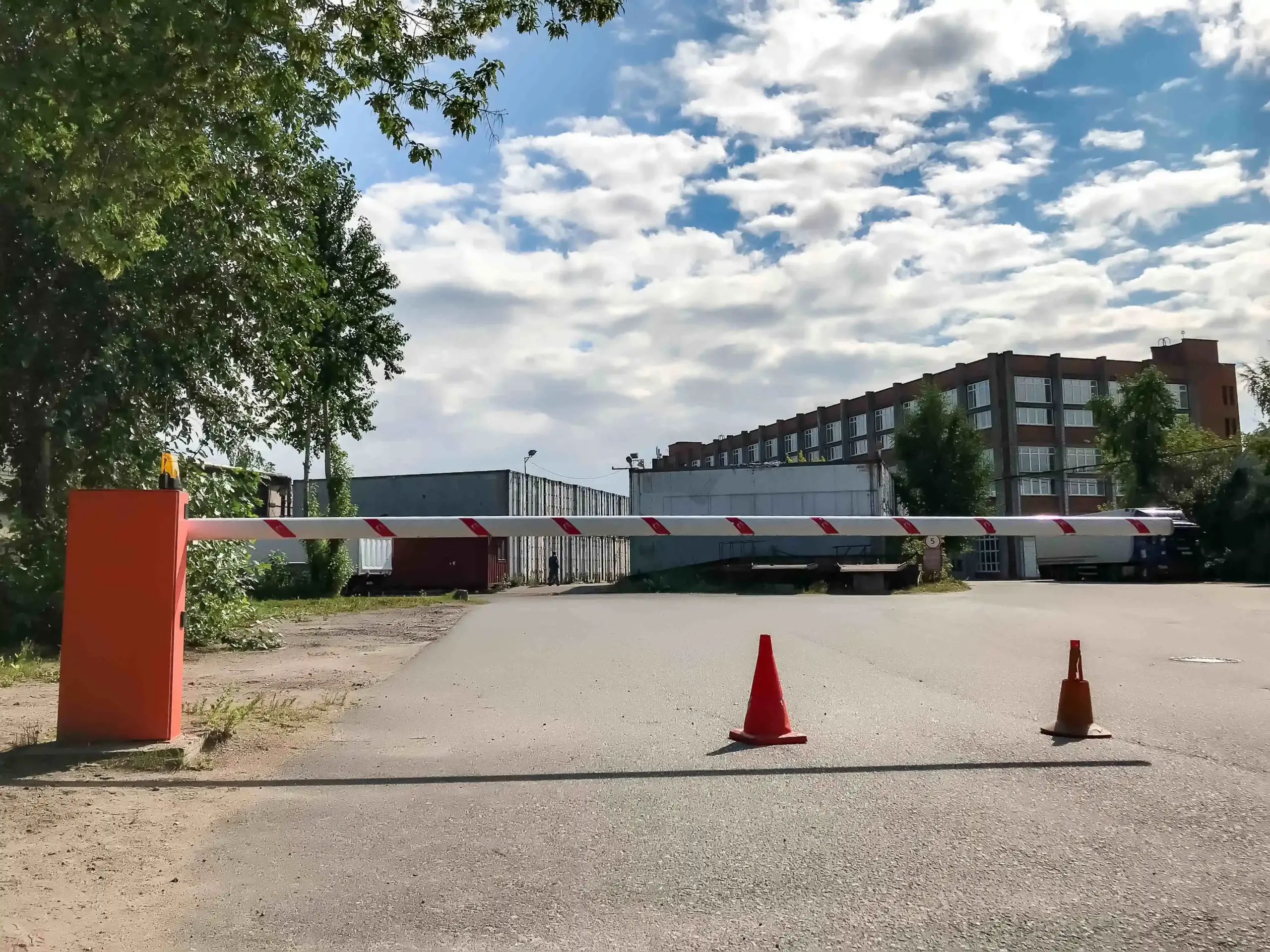 industrial barrier gate truck en